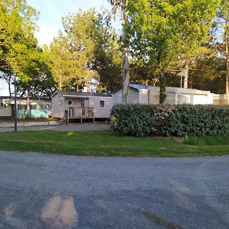 Hotel Camping Les Peupliers Saint-Pere-en-Retz Esterno foto